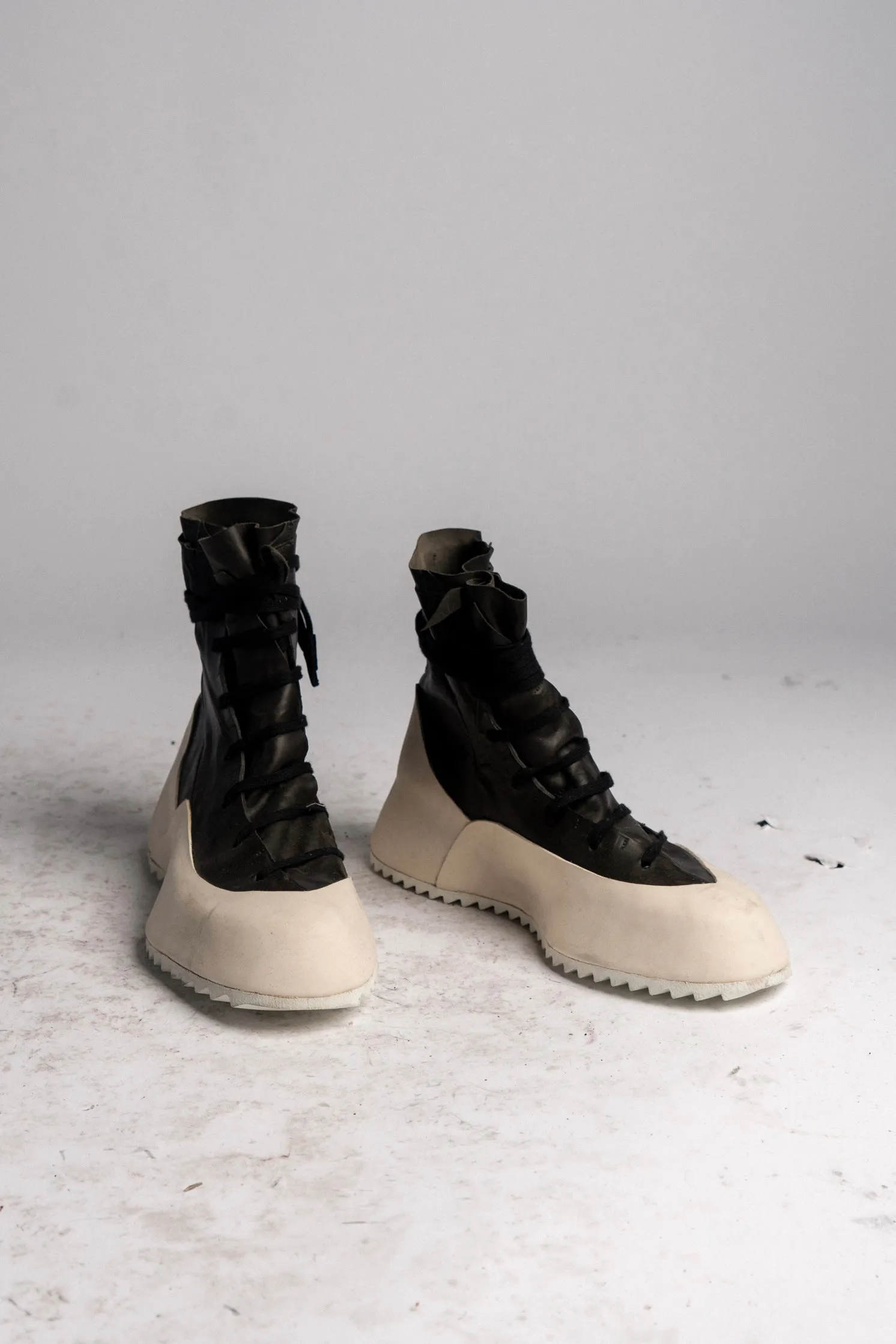 DISTORTION FEATHERWEIGHT HIGH TOP SNEAKER