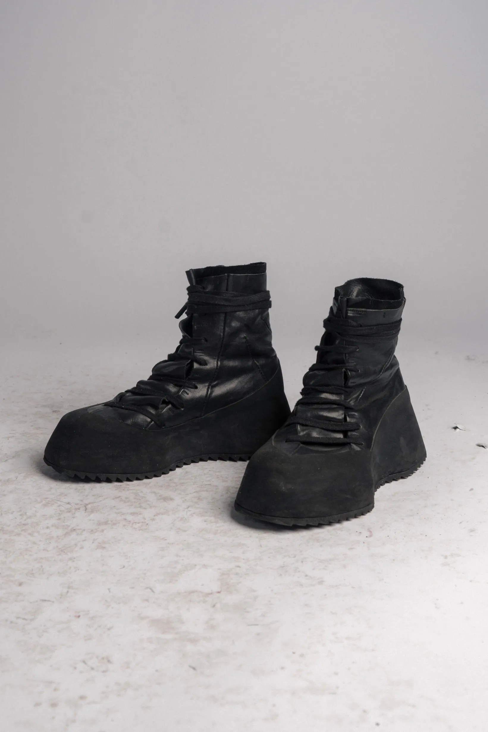 DISTORTION FEATHERWEIGHT HIGH TOP SNEAKER