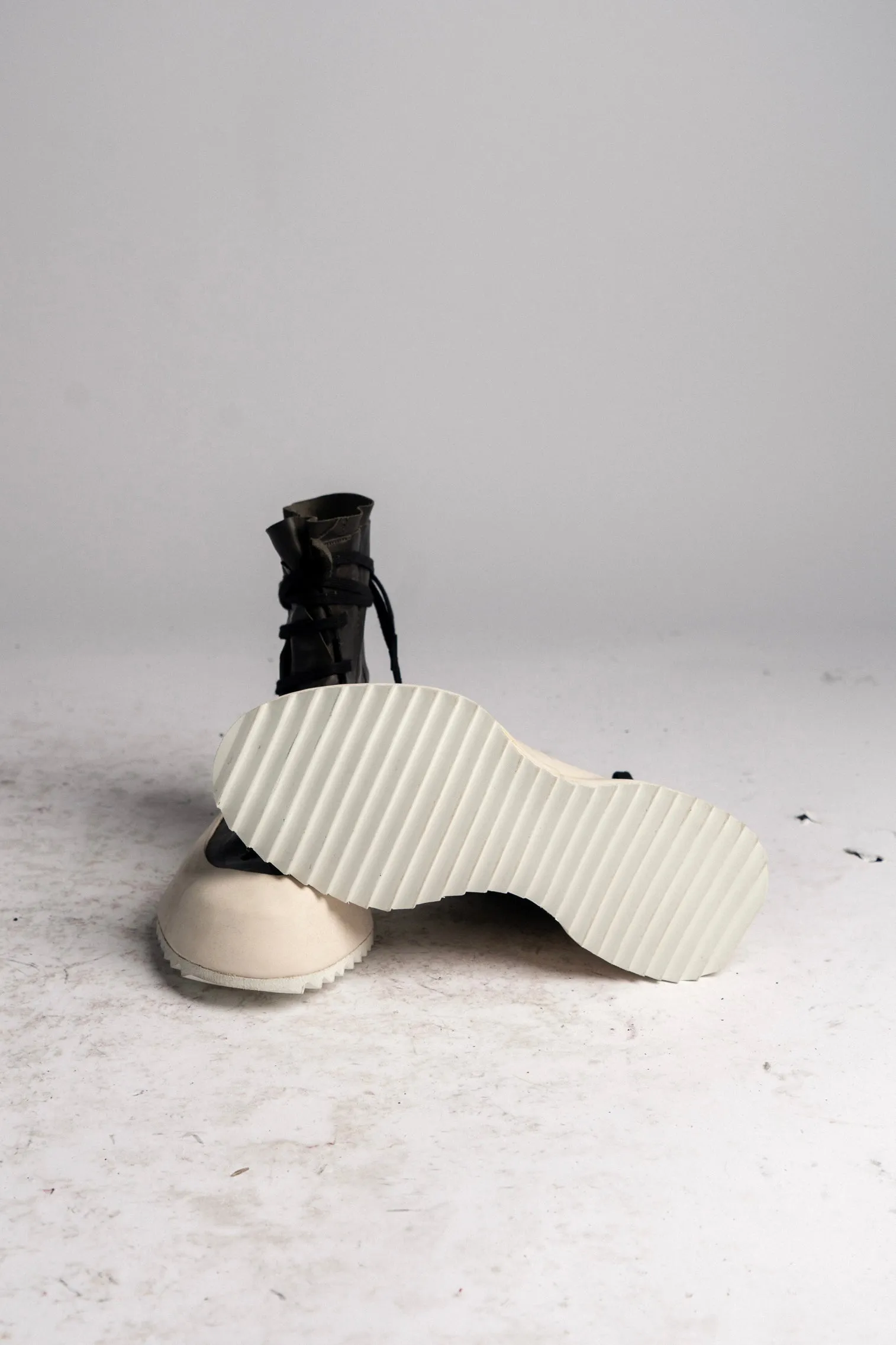DISTORTION FEATHERWEIGHT HIGH TOP SNEAKER