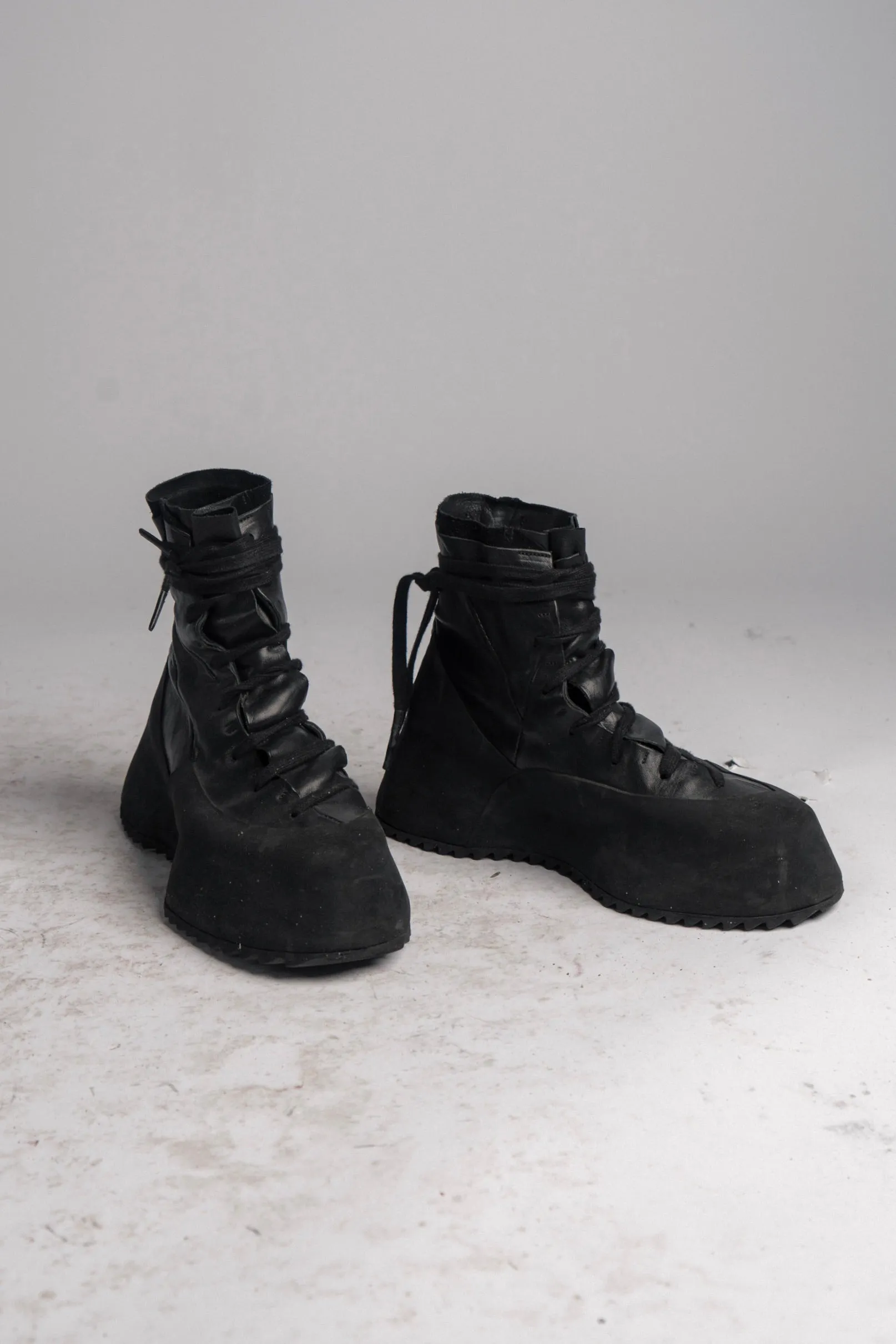 DISTORTION FEATHERWEIGHT HIGH TOP SNEAKER